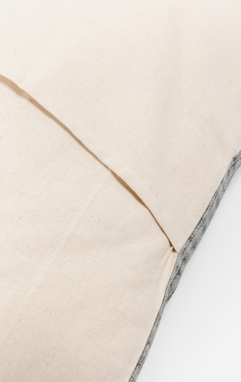 FLOW ΔΙΑΚΟΣΜΗΤΙΚΟ ΜΑΞΙΛΑΡΙ 60x60cm ΒΑΜΒΑΚΙ ΓΚΡΙ ΣΚΟΥΡΟ